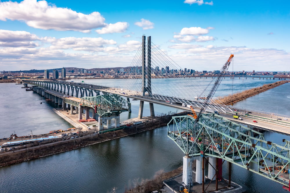 Vue en plongée du pont Champlain en cours de déconstruction à Brossard, au Canada.